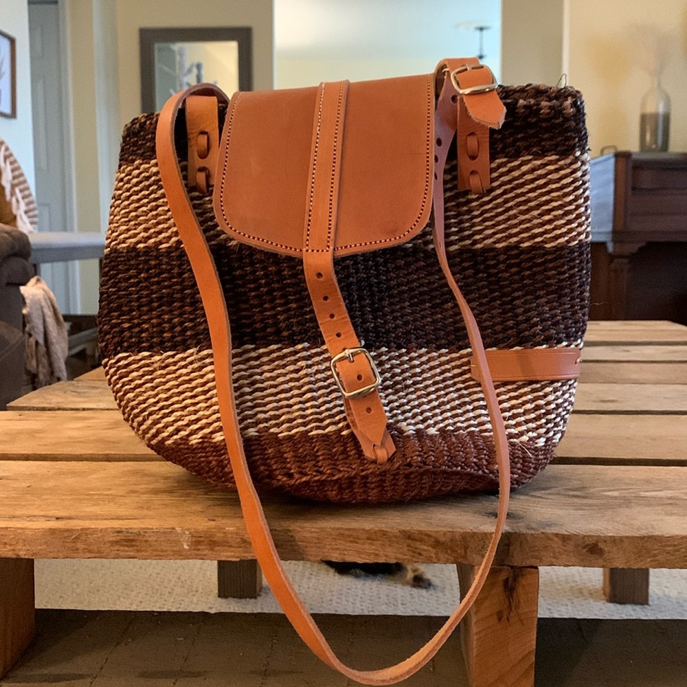 Unbranded straw purse in great, used condition.